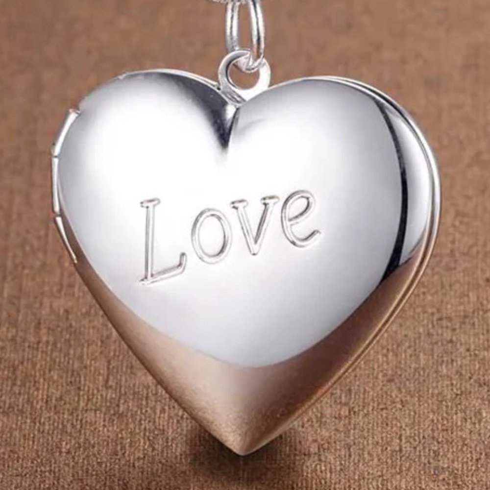 Beautiful Heart Photo Locket With 18 Inch Cable Chain 925 Sterling Silver - Picture 3 of 3
